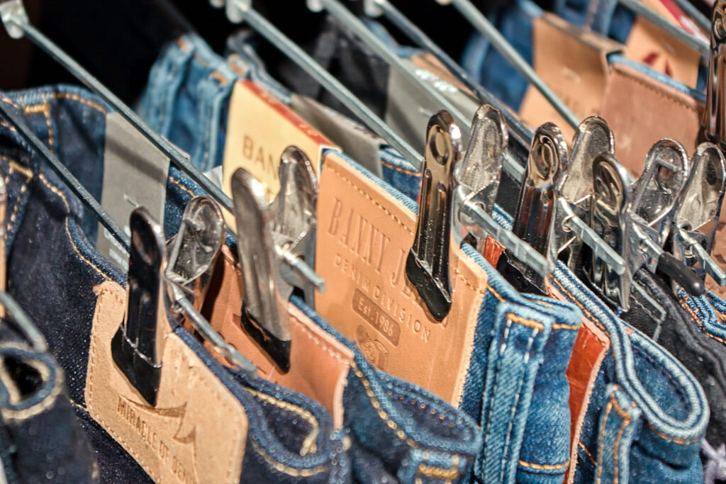 Veronika BRAND JEANS | Prodejny – džíny (detail)