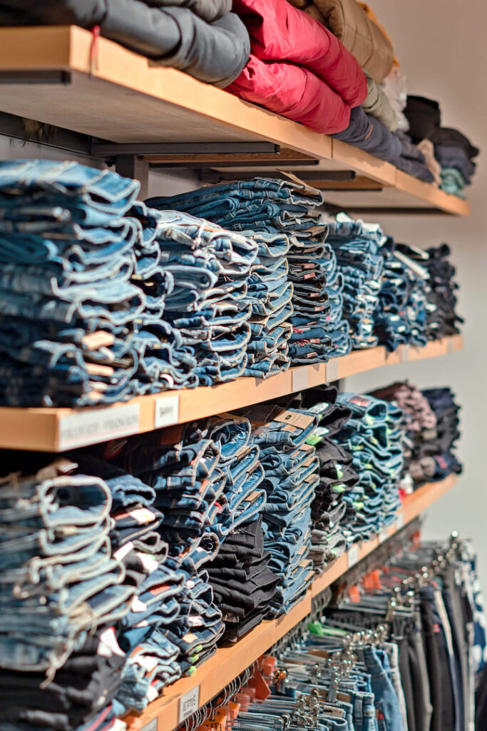Veronika BRAND JEANS | Prodejny – džíny na policích